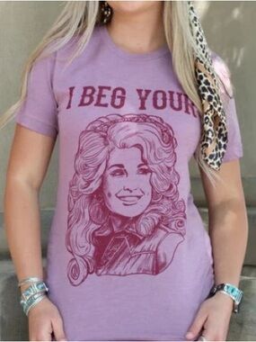 Dolly Parton Women’s “I Beg Your Parton” Pink Tee Size Small
